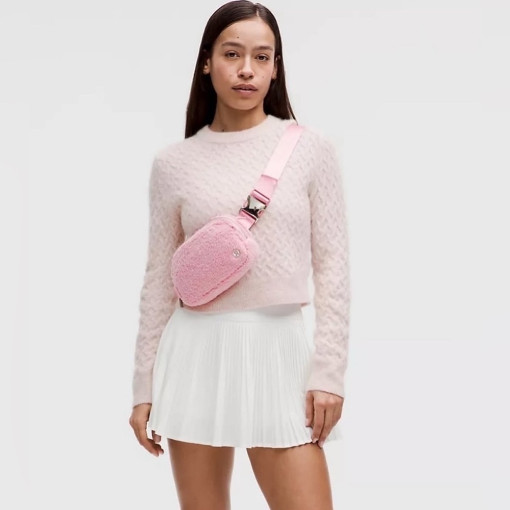 ๐๐ Lululemon Everywhere Belt Bag Fleece - Pink Tide - Picture 1 of 4